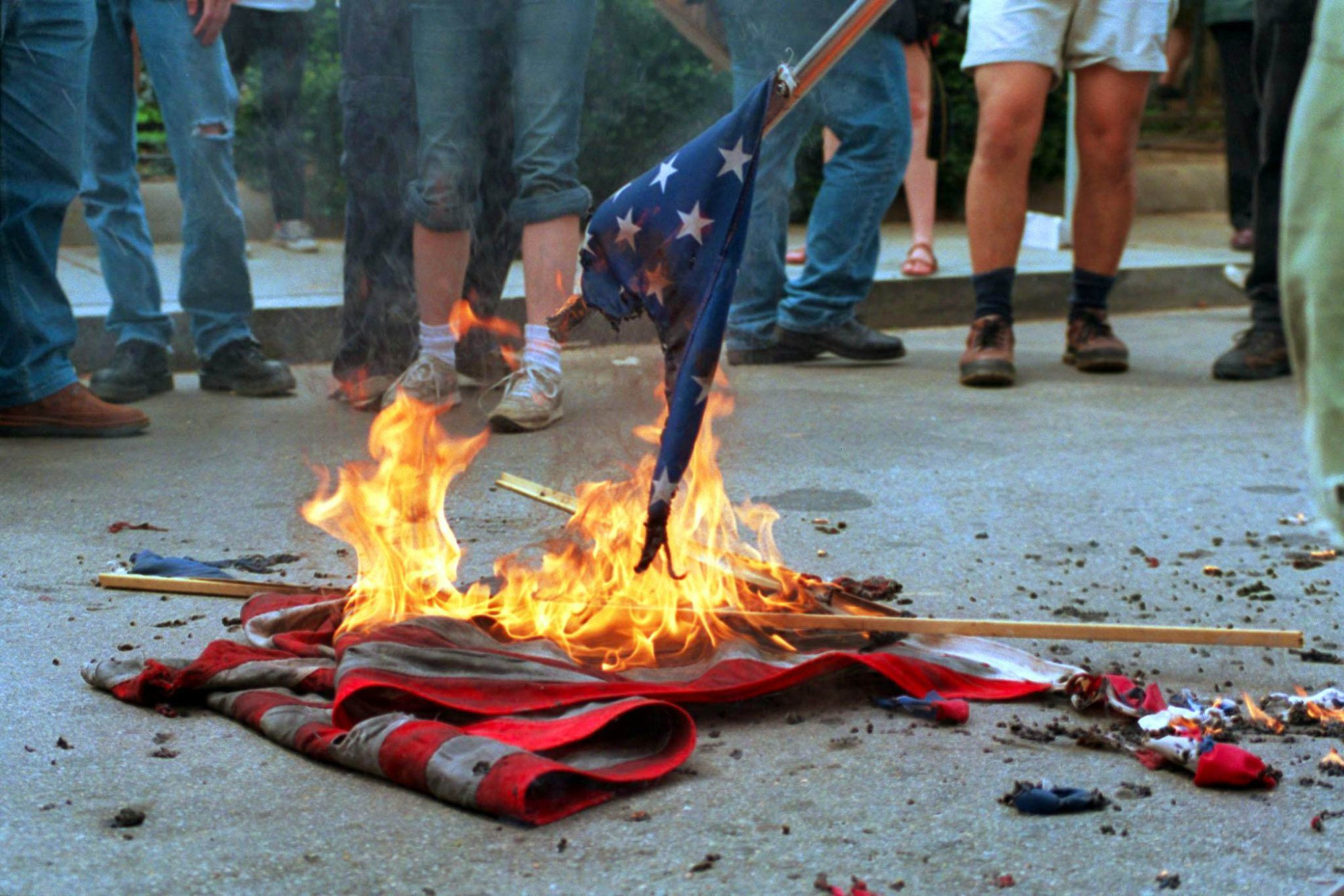 1480453468-FILES-US-POLITICS-FLAG-BURNING_3763629-4069333987.JPG