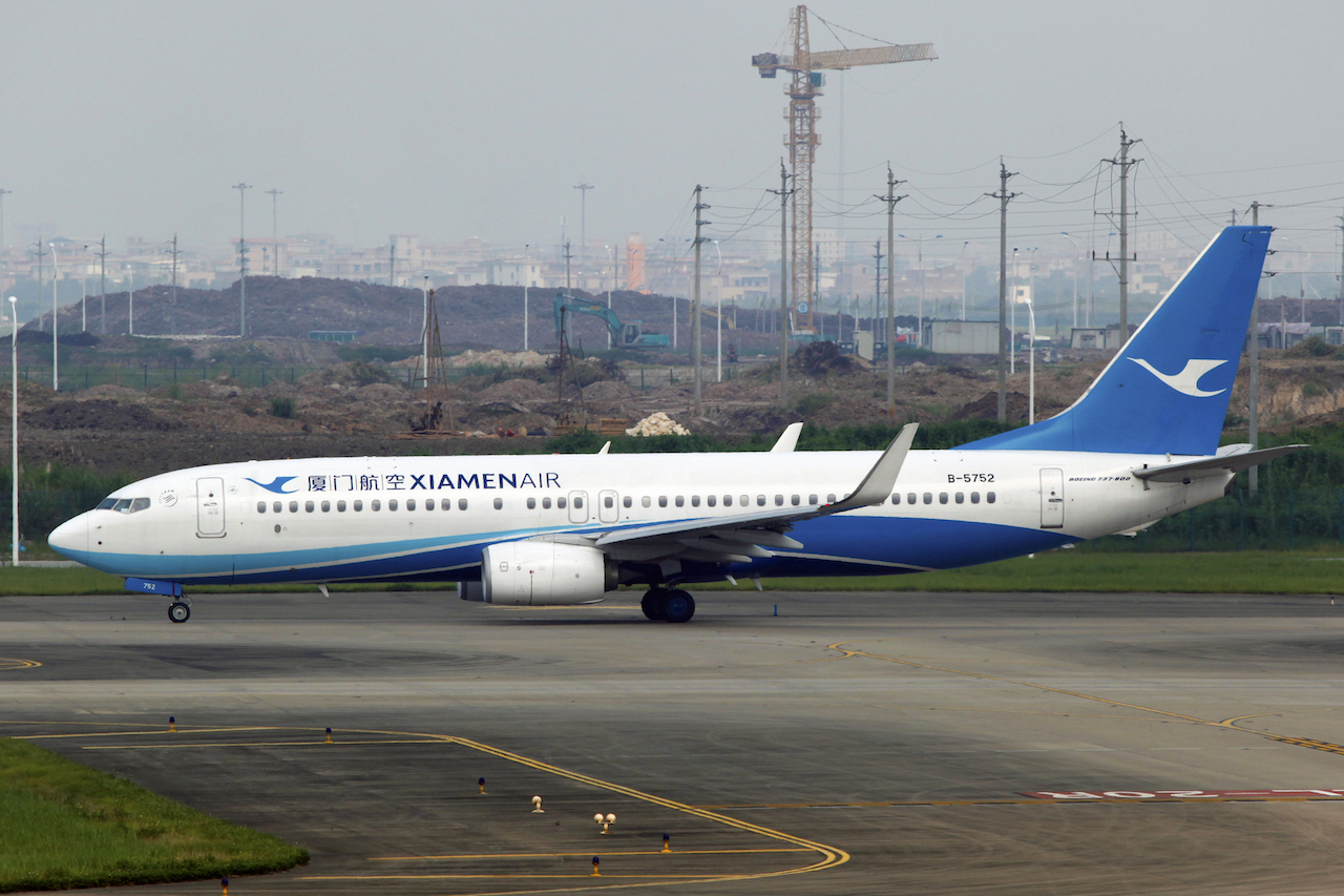 B-5752_-_Xiamen_Airlines_-_Boeing_737-85C(WL)_-_CAN_(14565649025).jpg