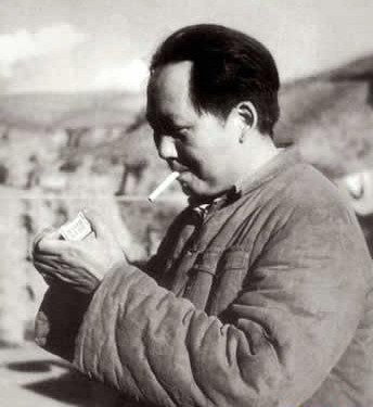 Chairman_Mao_smoke_a_pack_of_cigarette.jpg