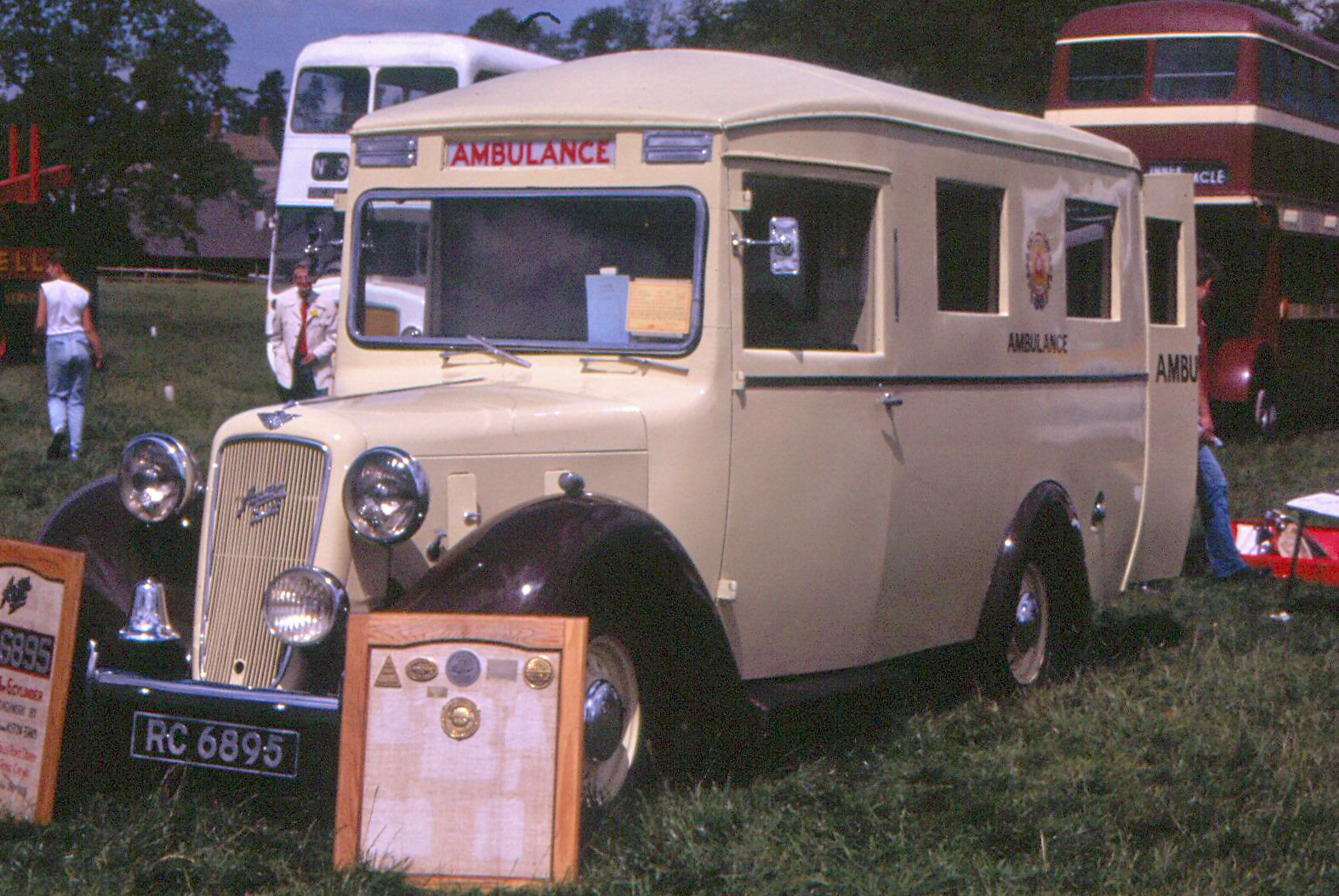 Downloading RC_6895_-_1939_Austin_Ambulance_3508524420.jpg