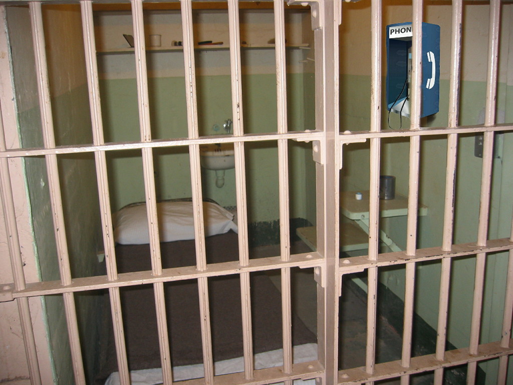 prison-cell phone.jpg