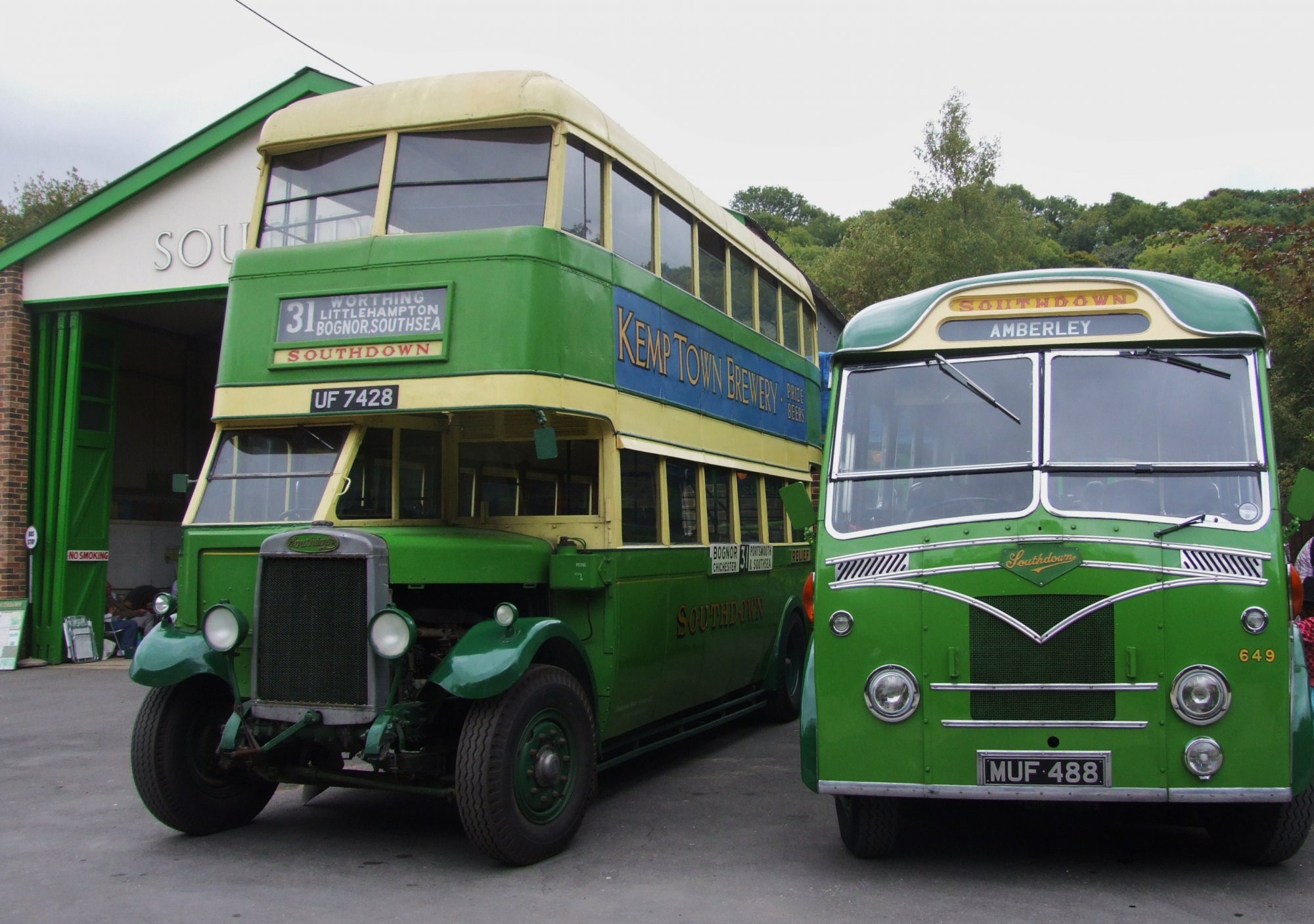 Southdown_buses_928_(UF_7428)_&_649_(MUF_488),_2009_Amberley_Bus_Day.jpg