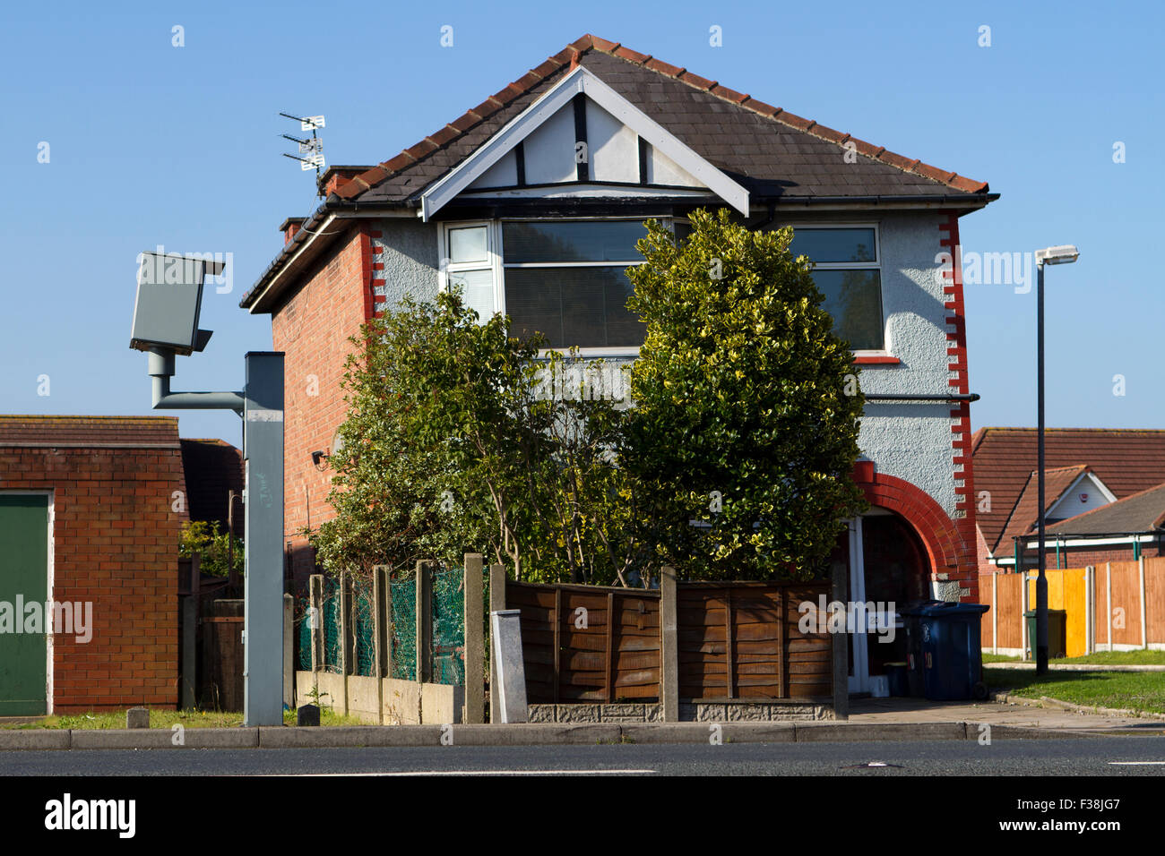 subsidence-damaged-detached-house-with-lean-in-kew-southport-merseyside-F38JG7.jpg